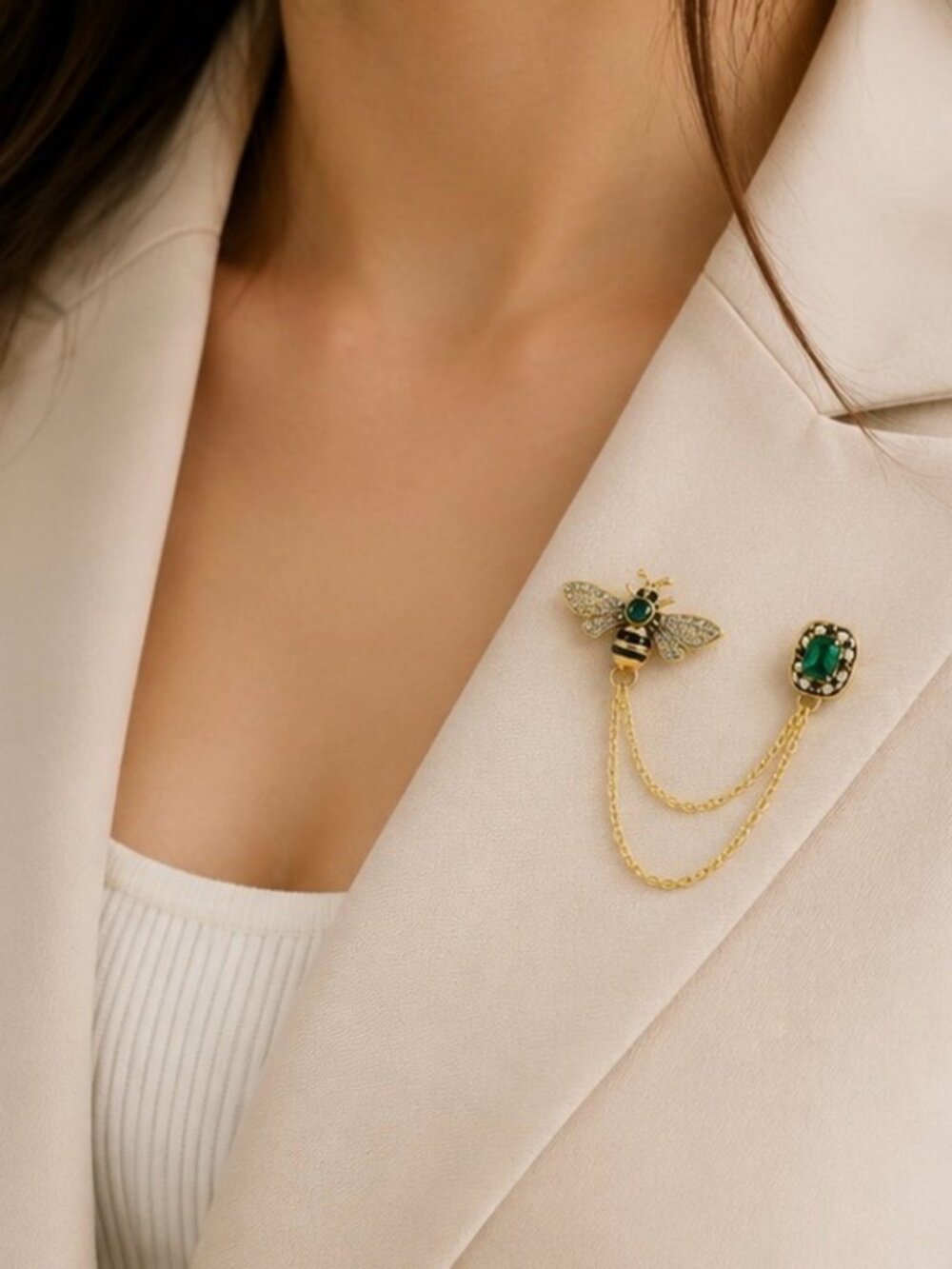Luxury Vintage Bee Brooch Pin with Emerald Crystal Double Chain Lapel Pin